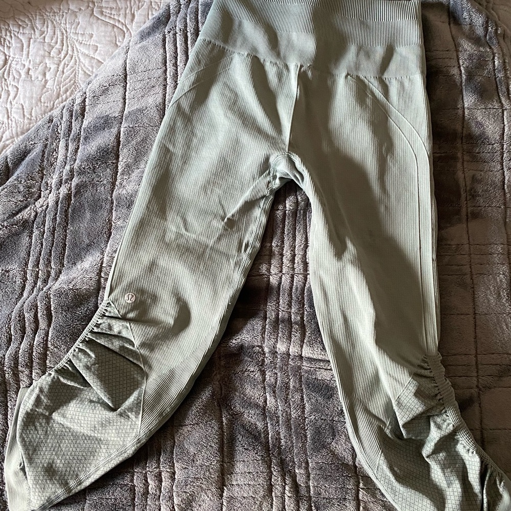 Womens Lululemon Cropped Leggings size 2